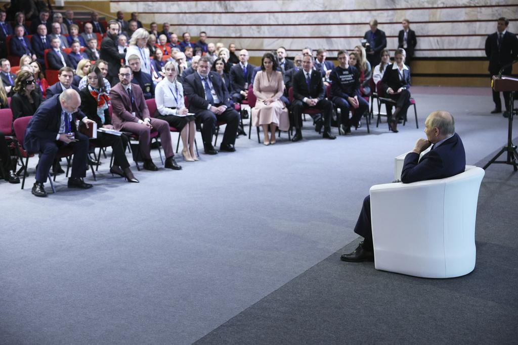 普京上周出席座談會。(美聯社)