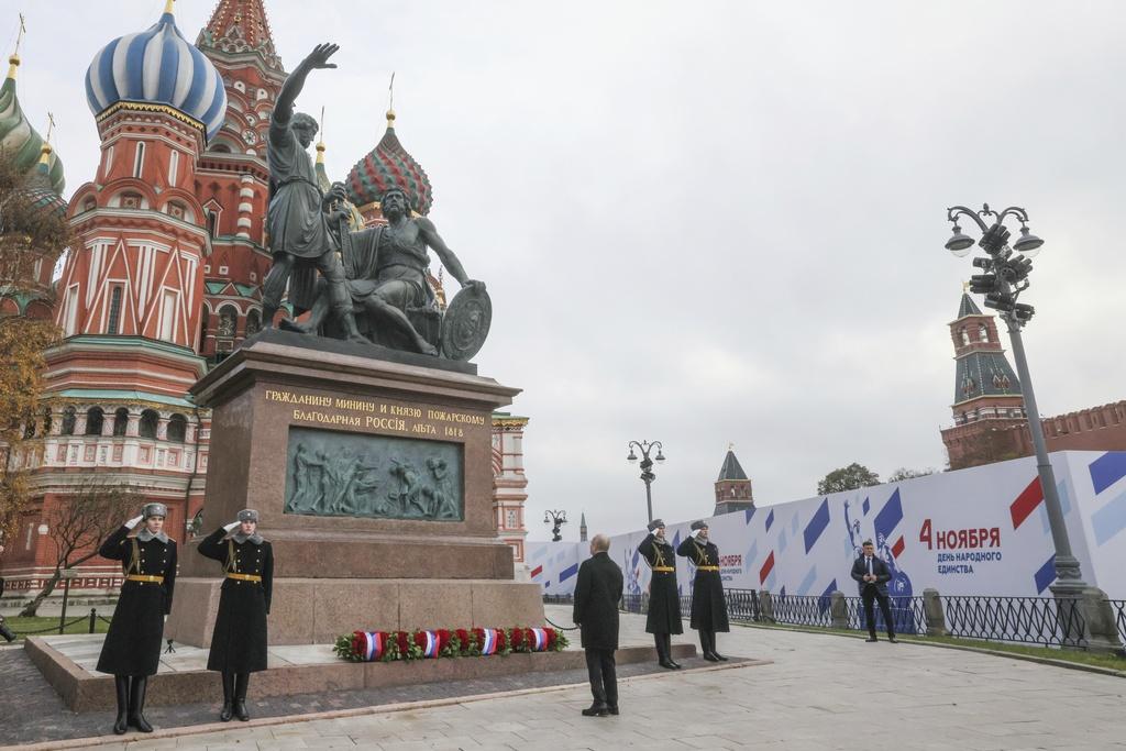 普京上周六出席莫斯科紅場一個獻花儀式。(美聯社)