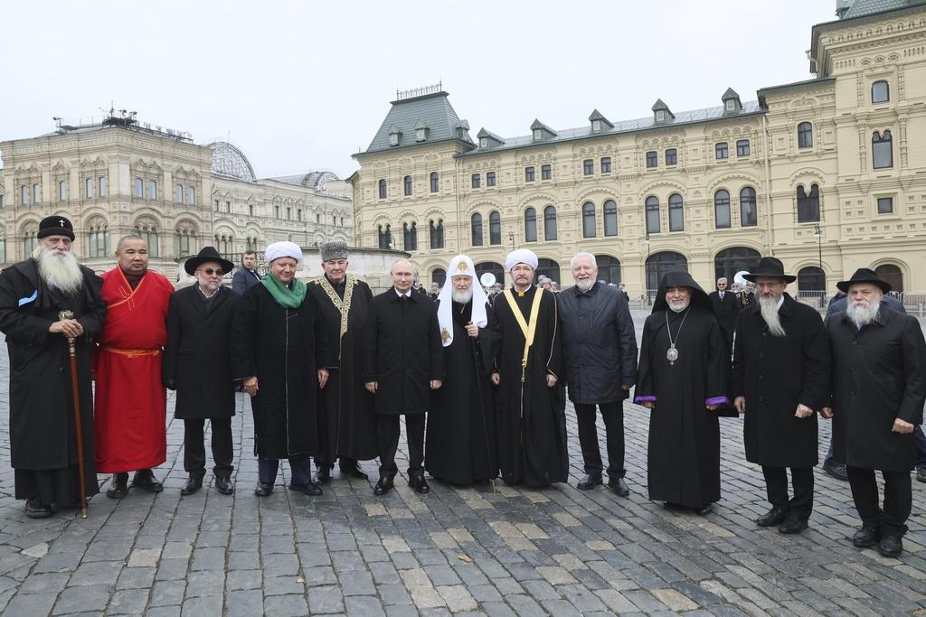 普京上周六出席莫斯科紅場一個獻花儀式,與宗教領袖合照。(美聯社)