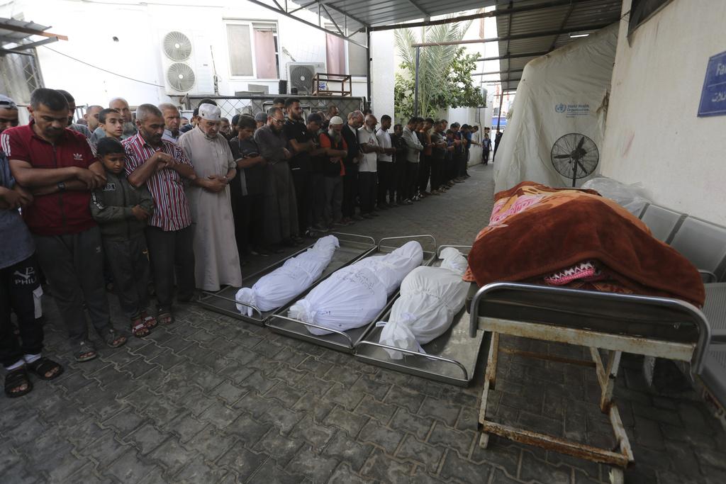 巴勒斯坦民眾為3名死者禱告。(美聯社)