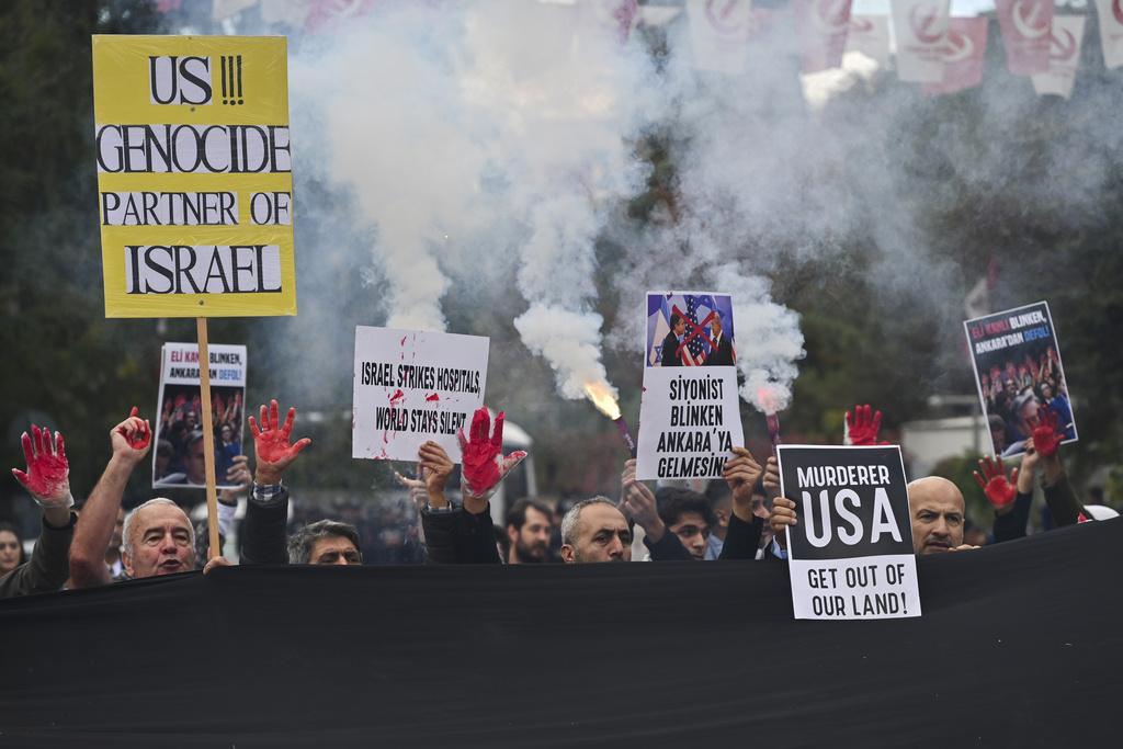 有支持巴人民眾在布林肯到訪期間示威。(美聯社)