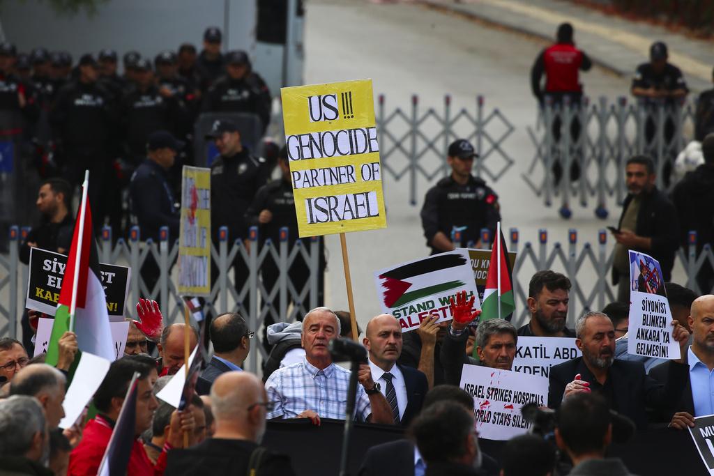 有支持巴人民眾在布林肯到訪期間示威。(美聯社)