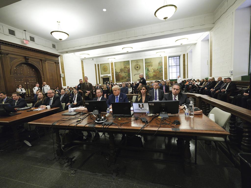 特朗普出庭作供。(美聯社)