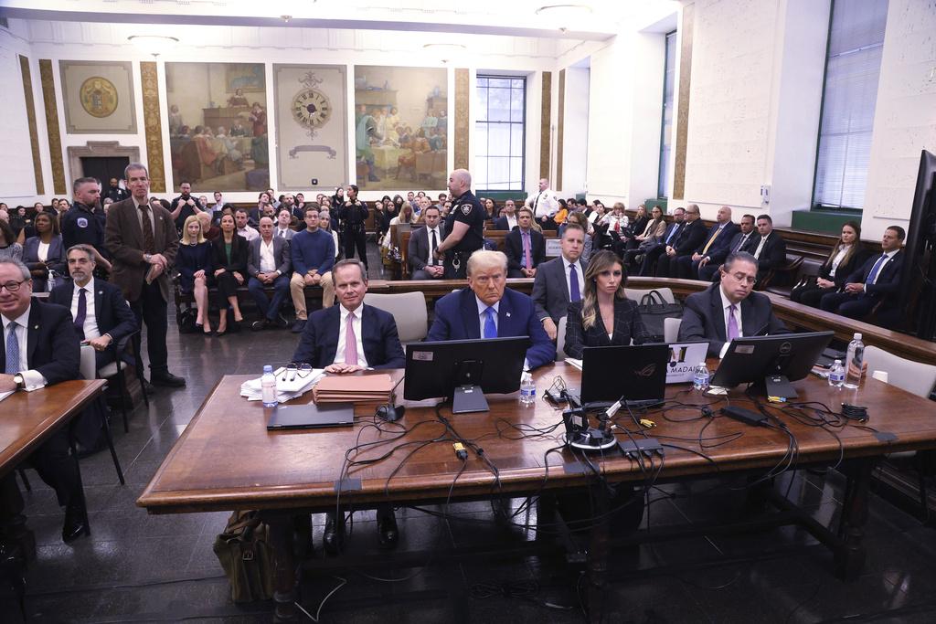 特朗普出庭作供。(美聯社)