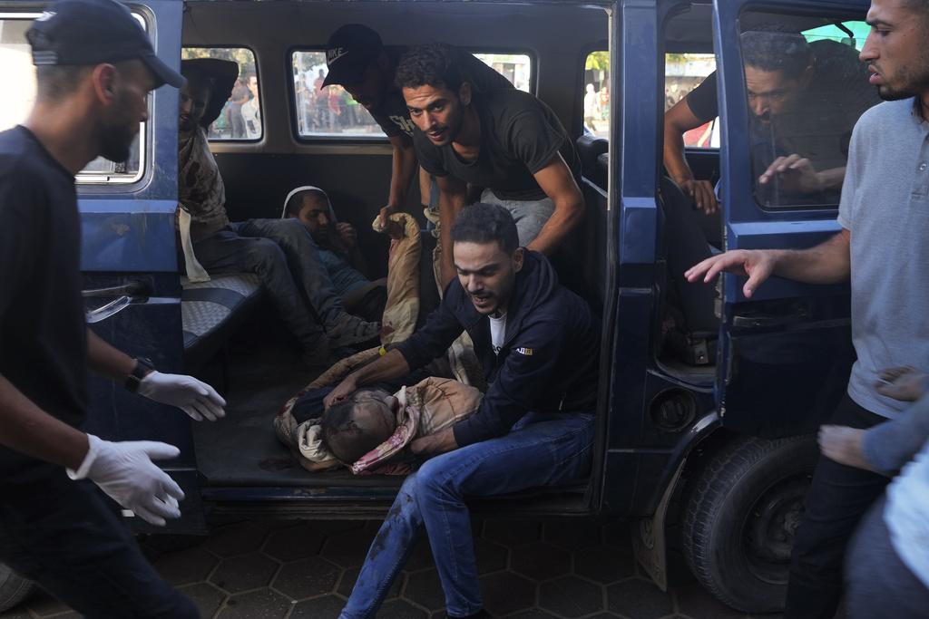 受傷民眾被載送到醫院。(美聯社)