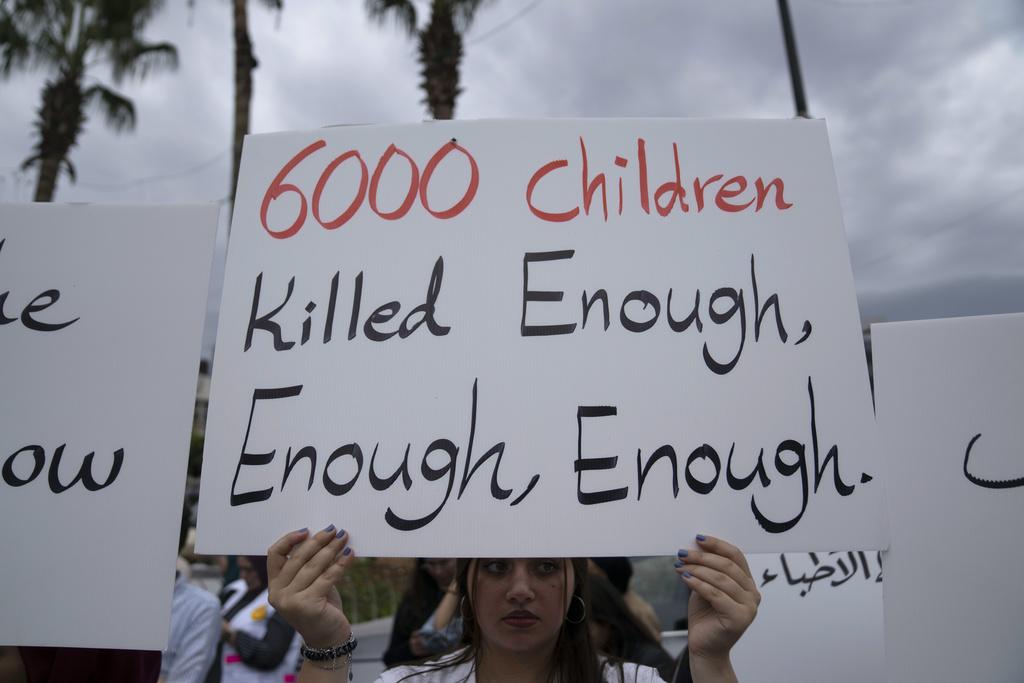 西岸拉姆安拉有醫護抗議以色列攻擊難民營。(美聯社)