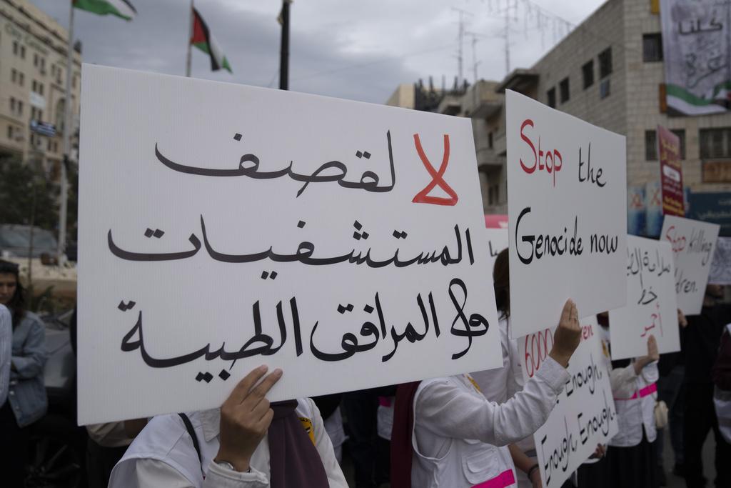 西岸拉姆安拉有醫護抗議以色列攻擊難民營。(美聯社)