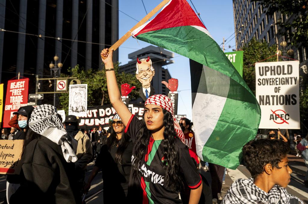 APEC|親巴勒斯坦組織在APEC峰會期間遊行示威。(美聯社)