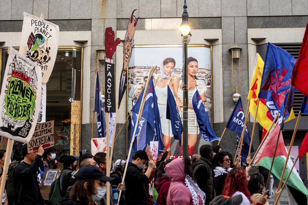 APEC|民眾於APEC峰會期間遊行示威。(美聯社)