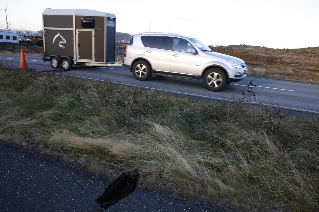 冰島火山|格林達維克地陷屋裂如「鬼城」。(美聯社、路透社)
