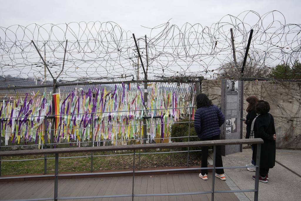 民眾到訪位於南韓玻州市的兩韓邊境地區,祈願兩韓和平的布條隨風飄揚。(資料圖片)