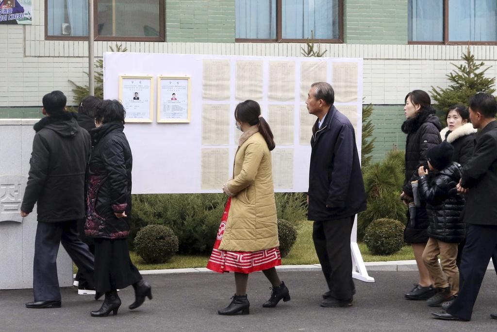 民眾到票站投票。(路透社)