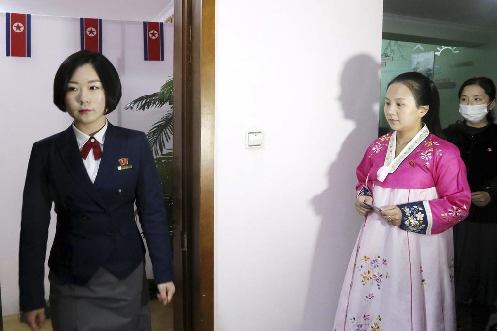 民眾到票站投票。(路透社)