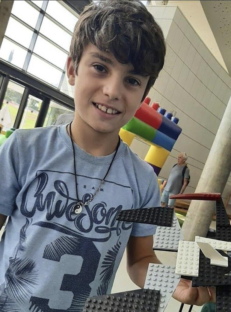 12歲男童Erez Kalderon與16歲姊姊Sahar Kalderon一同獲釋。(美聯社)