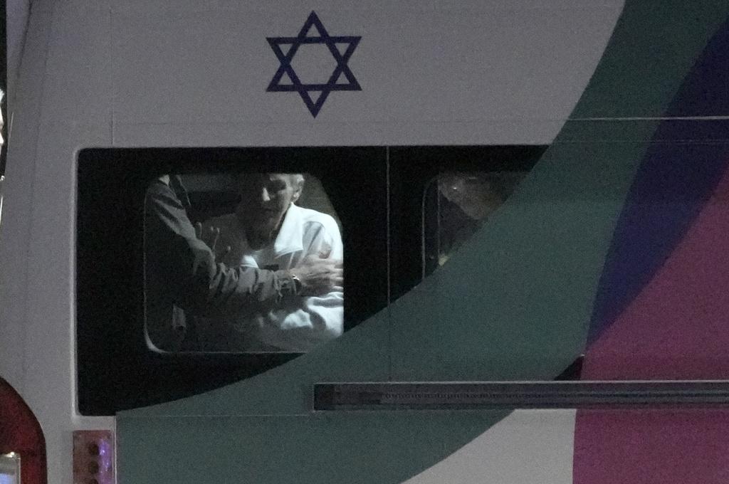 獲哈馬斯釋放的人質周二被送往醫院。(美聯社)