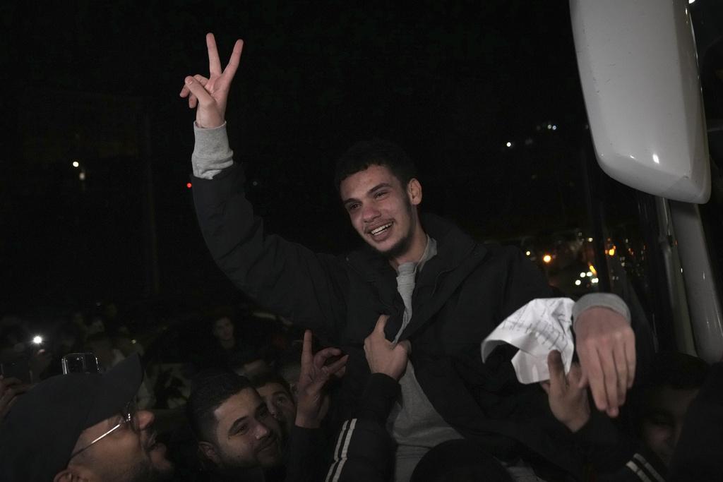 以哈交換在囚人士,一名巴勒斯坦囚犯周三在西岸獲釋,展示勝利手勢。(美聯社)