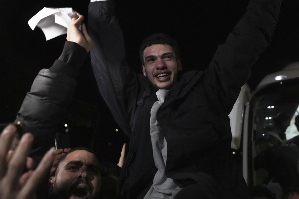 一名巴勒斯坦囚犯周三在西岸拉姆安拉獲釋,受到群眾歡迎。(美聯社)