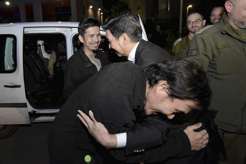 兩名泰國人質周二抵達以色列,與泰國外長擁抱。(美聯社)