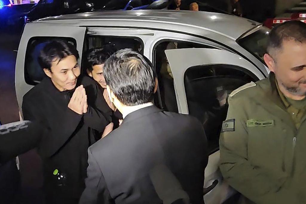 兩名泰國人質周二抵達以色列,泰國外長到場迎接。(美聯社)