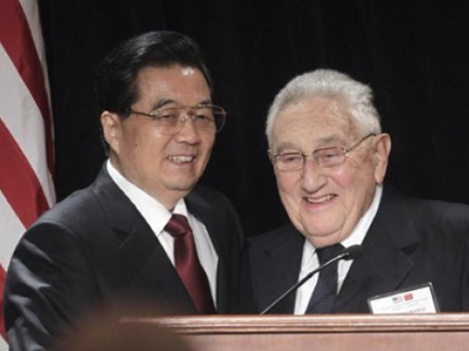 基辛格2011年1月20日在華盛頓與時任國家主席胡錦濤合照。(路透社)
