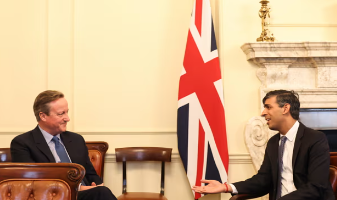 英國首相辛偉誠(Rishi Sunak)星期一(13日)改組內閣,意外委任前首相卡梅倫(David Cameron)接任外相。(英國首相府圖片)