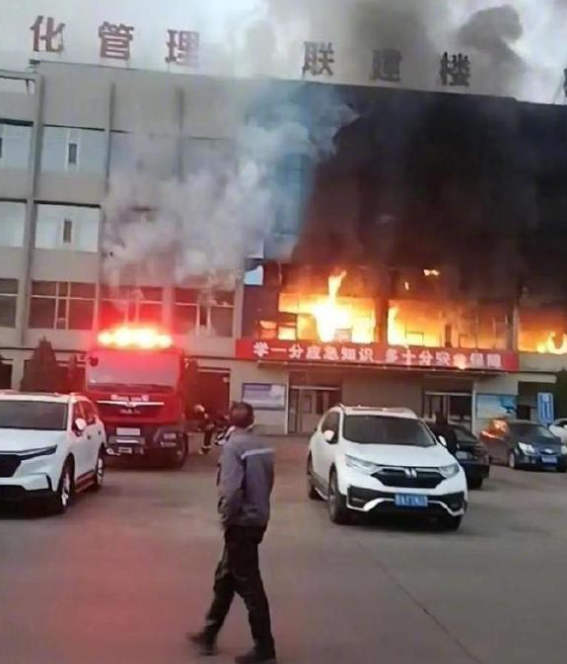 山西省呂梁市離石區一間煤業公司的4層高聯建樓建築物,今日(16日)早上近7時發生火災