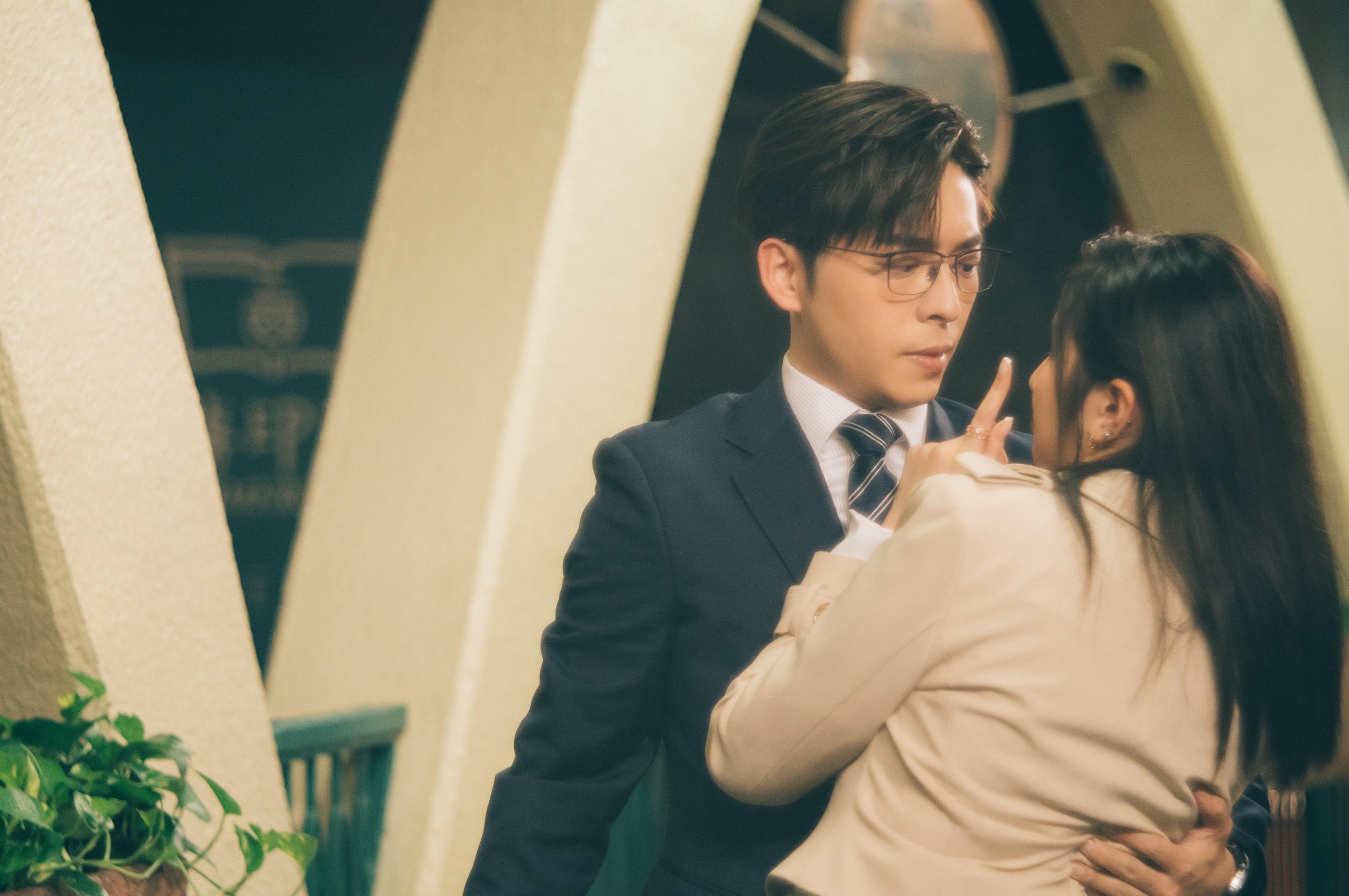 Edan與沈殷怡在《社內相親》有不少親熱戲。