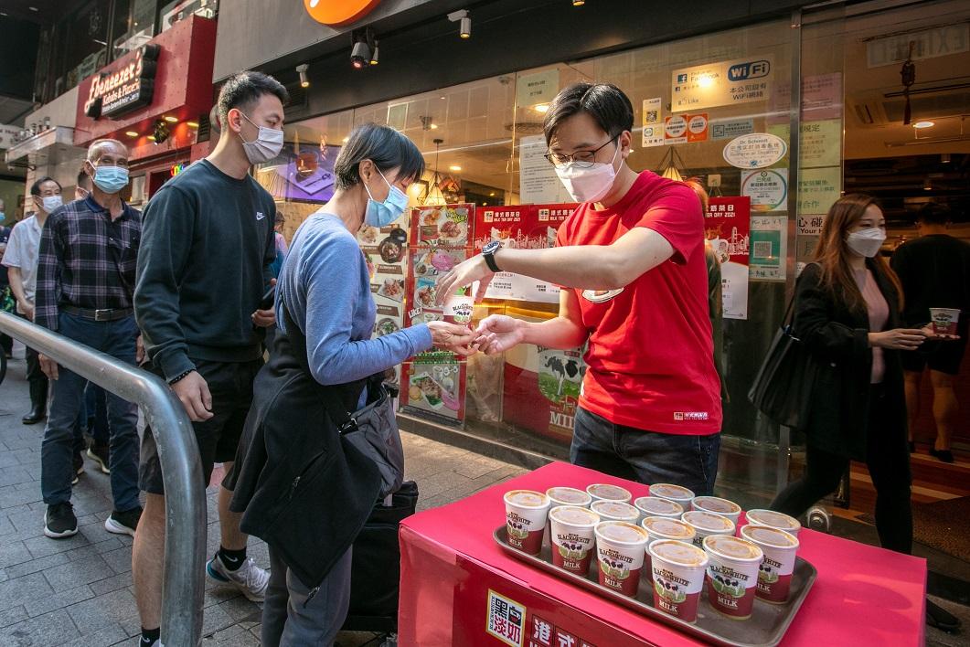 黑白將夥拍全港九新界100間指定茶餐廳,於即日起至11月30日期間的星期一至五,舉行黑白港式奶茶免費派發活動。