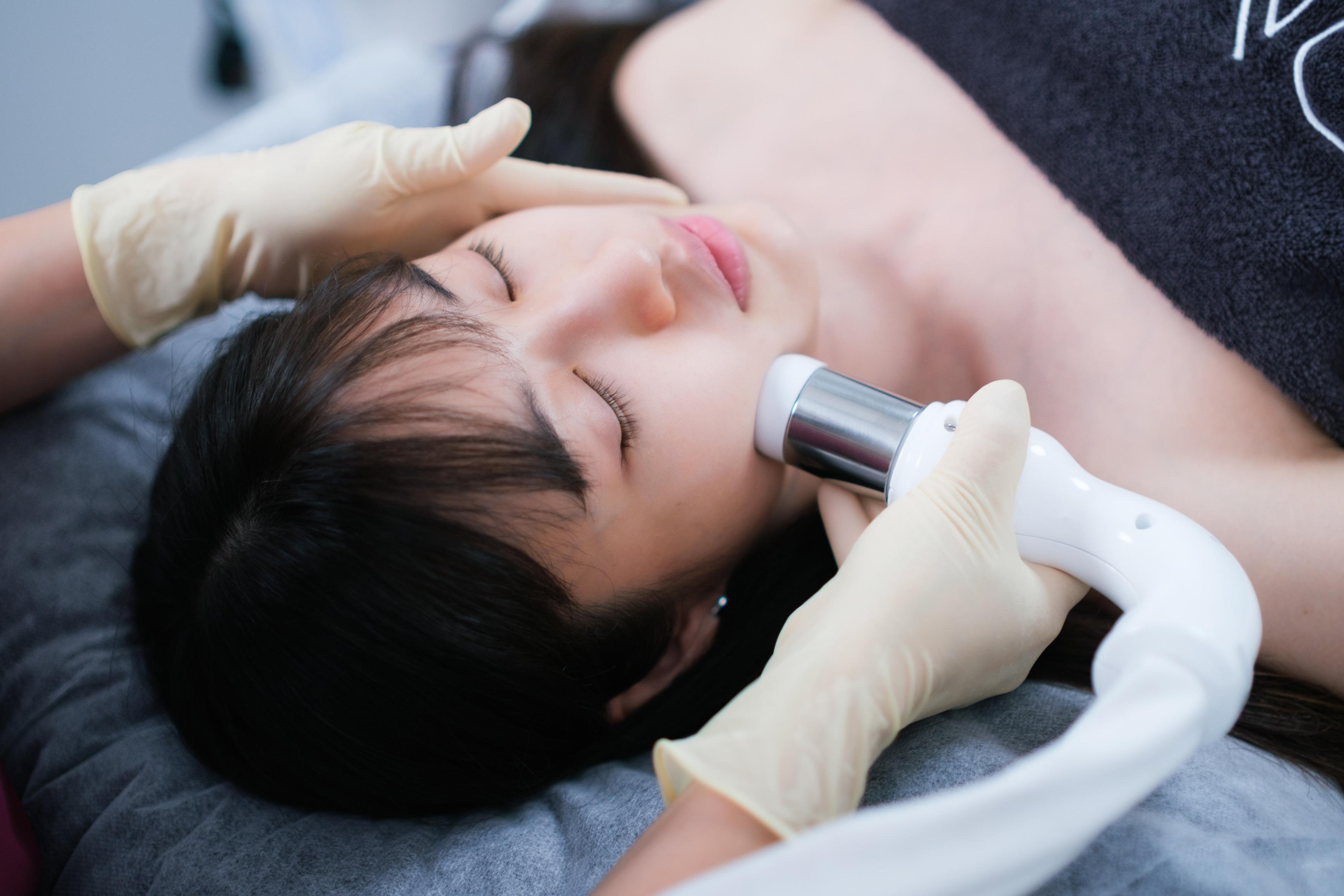 「CFU Ultima強效面部拉提療程」針對眼瞼下垂、臉頰鬆弛或下垂、毛孔粗大、皺紋和笑紋、雙下巴、嘴邊肉下垂或頸部鬆弛等問題。