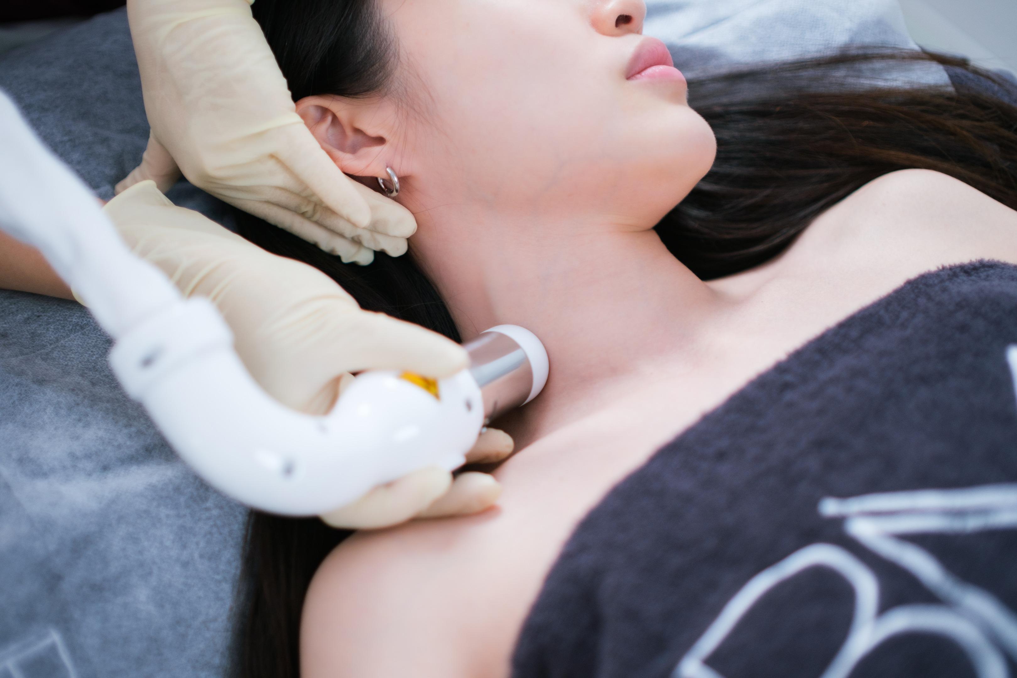 「CFU Ultima強效面部拉提療程」針對眼瞼下垂、臉頰鬆弛或下垂、毛孔粗大、皺紋和笑紋、雙下巴、嘴邊肉下垂或頸部鬆弛等問題。