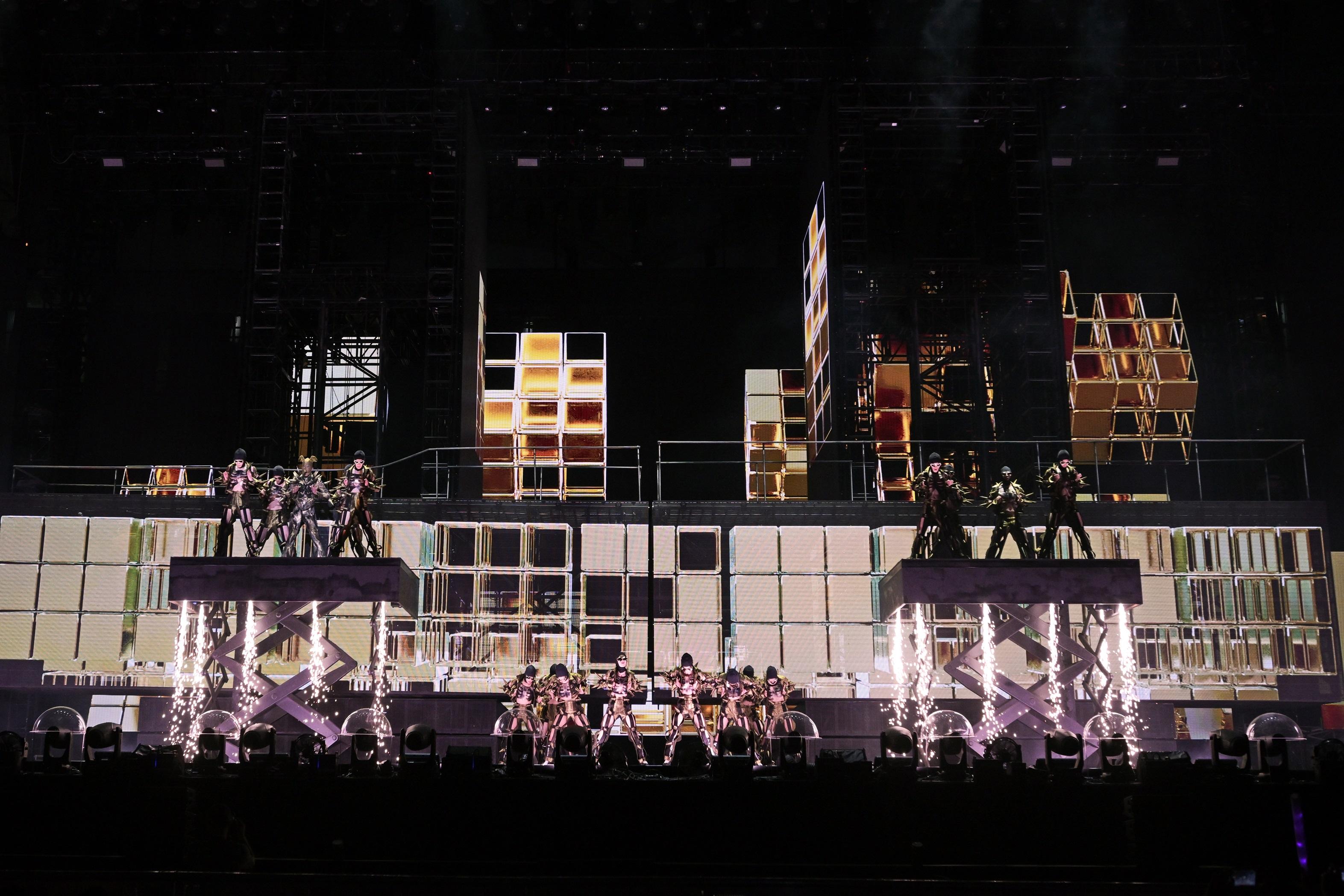 郭富城耗資逾半億打造的升級版「智能方塊風車舞台」。