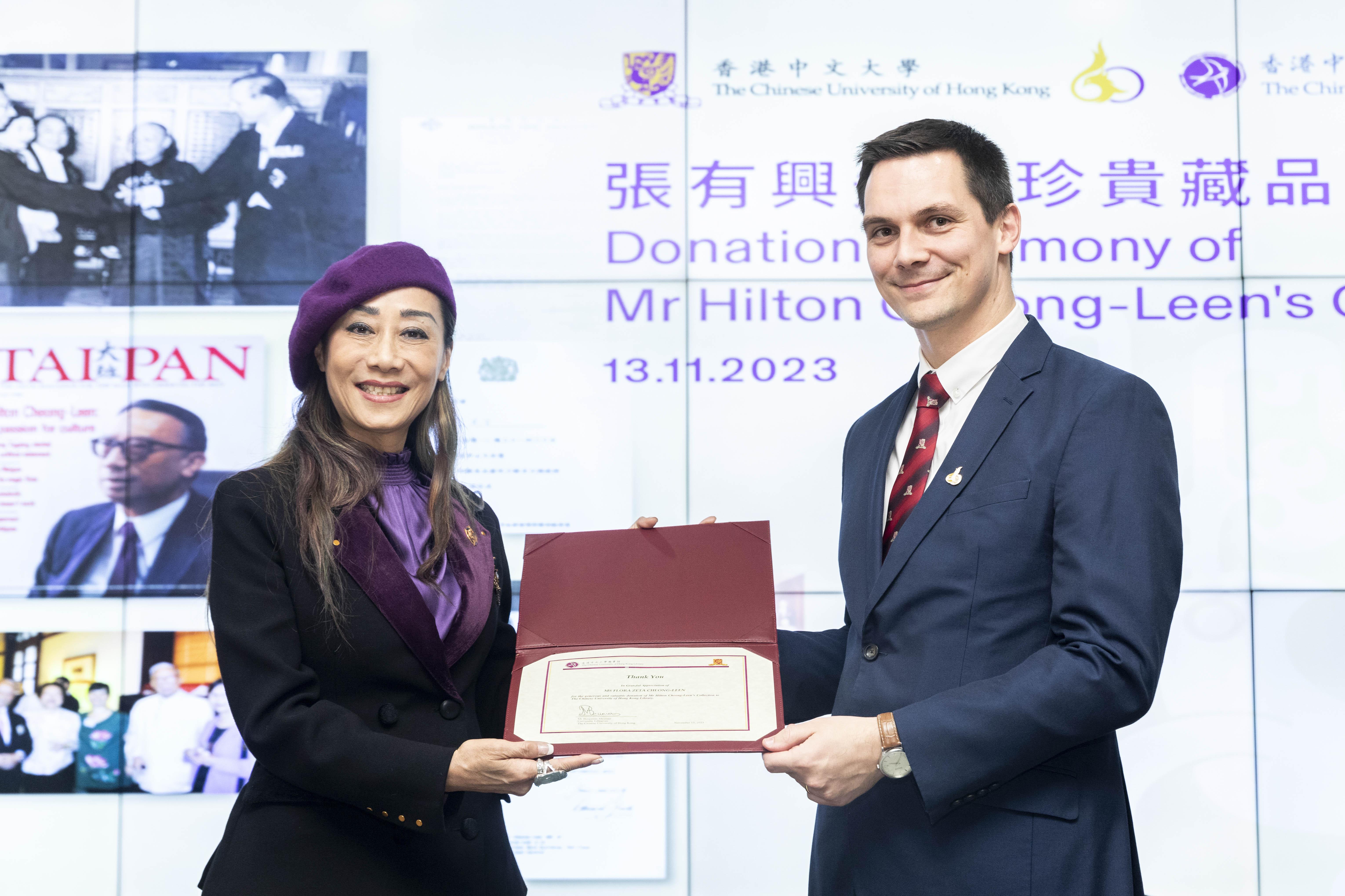 張天愛(左)與文奈爾(右)簽署捐贈協議。(中大提供)