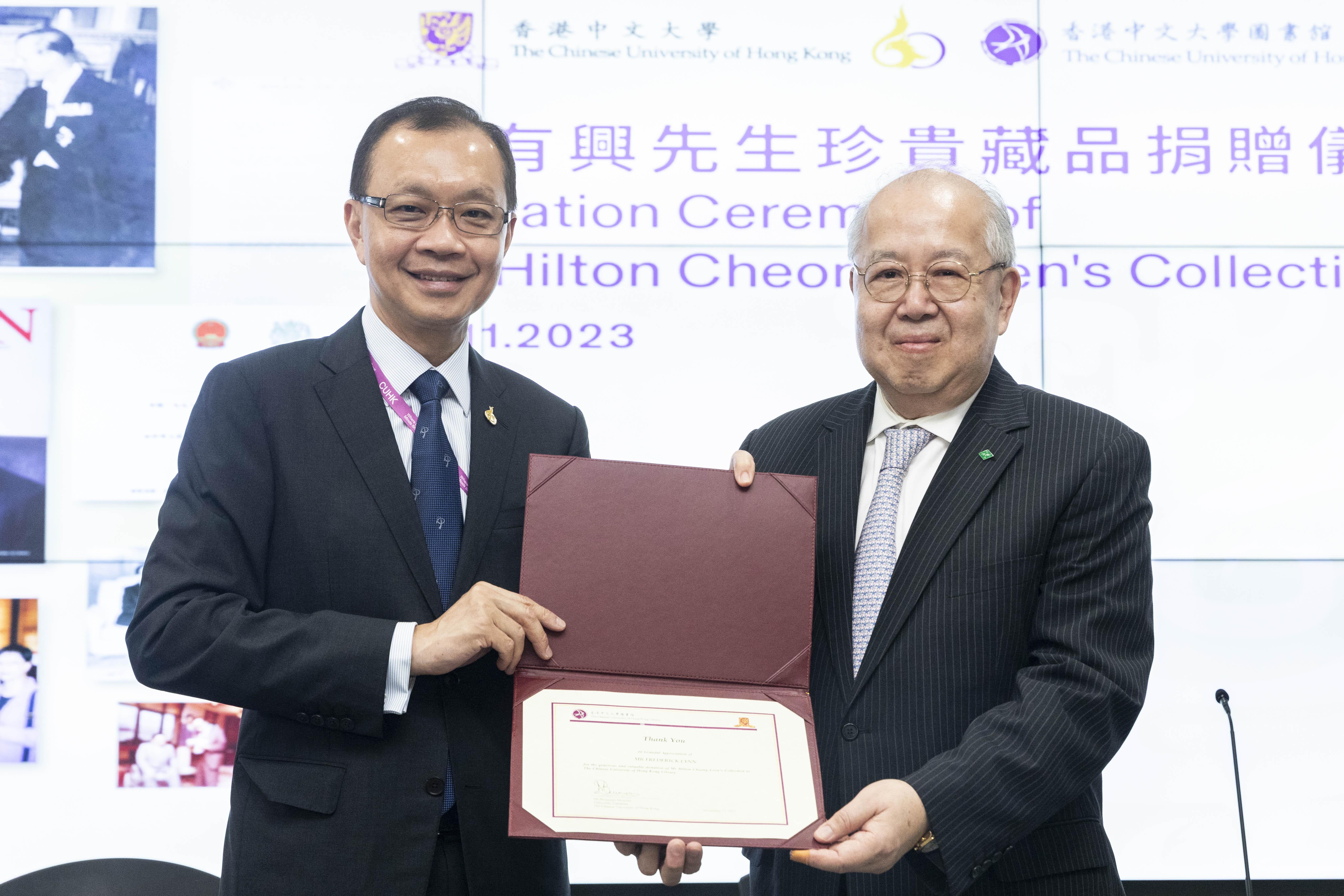 吳樹培(左)向林國華(右)頒發感謝狀。(中大提供)