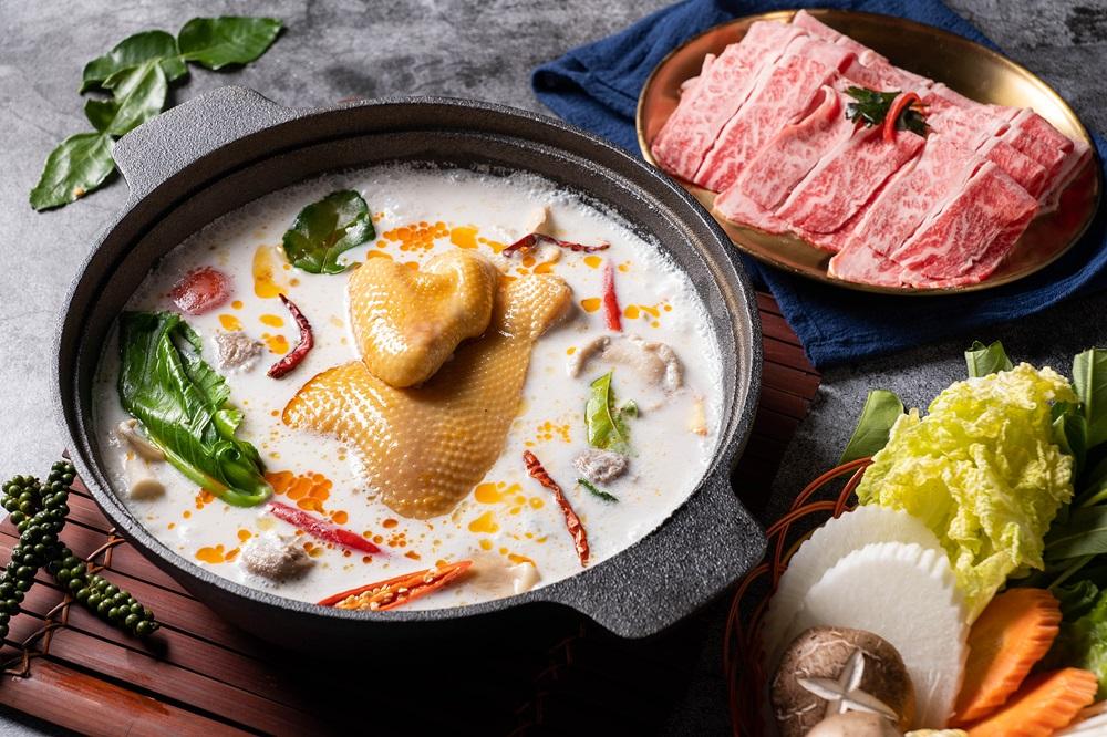 九雲居主打正宗東南亞口味,以火鍋薈萃出各國精粹,將多款東南亞名湯熬製成7款香濃的火鍋湯底。