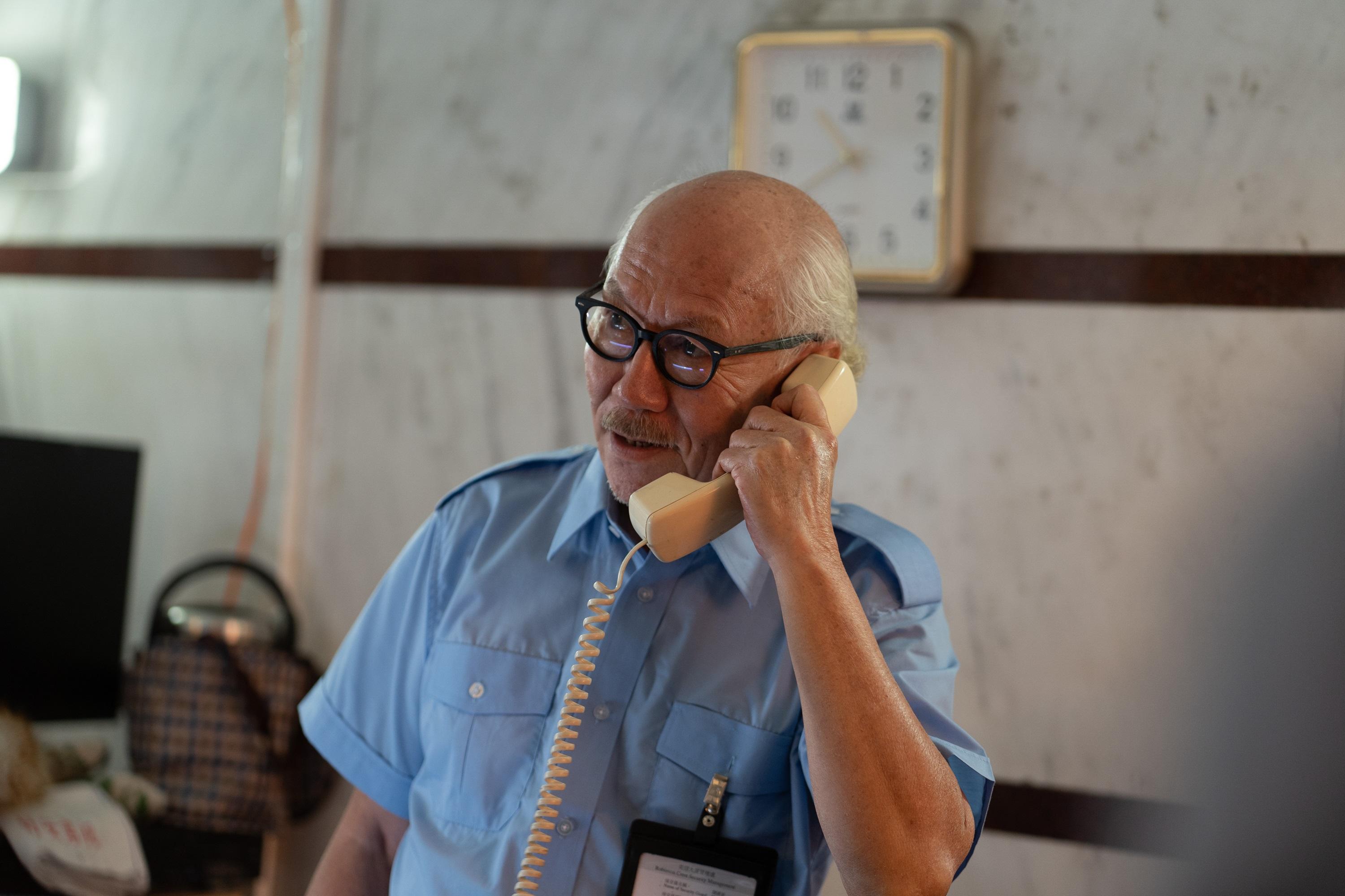 陳國新在Eason的《社交恐懼癌》劇場版MV扮演大廈保安。