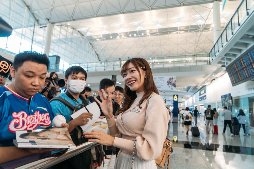 冼迪琦與一大班fans合照,她直言回港工作,有衣錦榮歸的感覺。