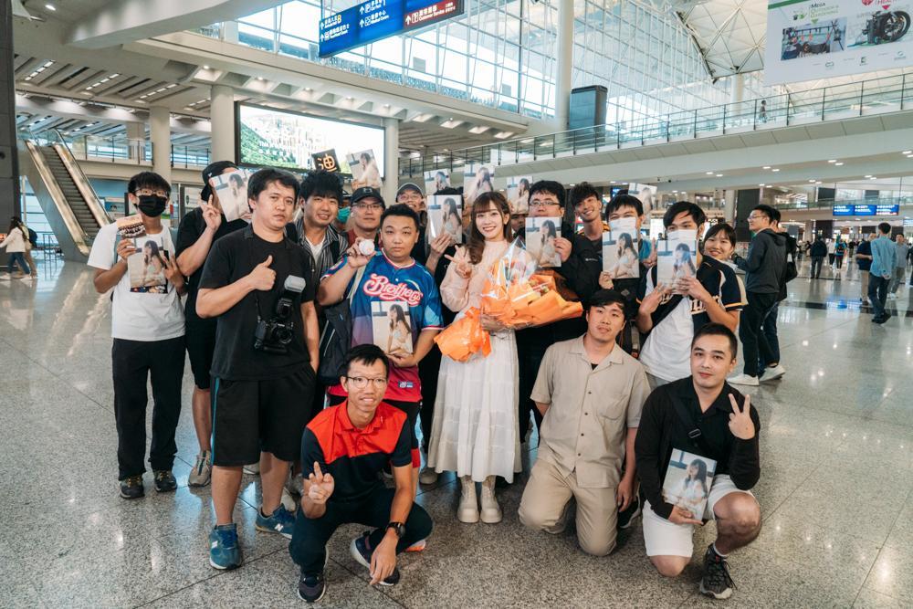 冼迪琦與一大班fans合照,她直言回港工作,有衣錦榮歸的感覺。