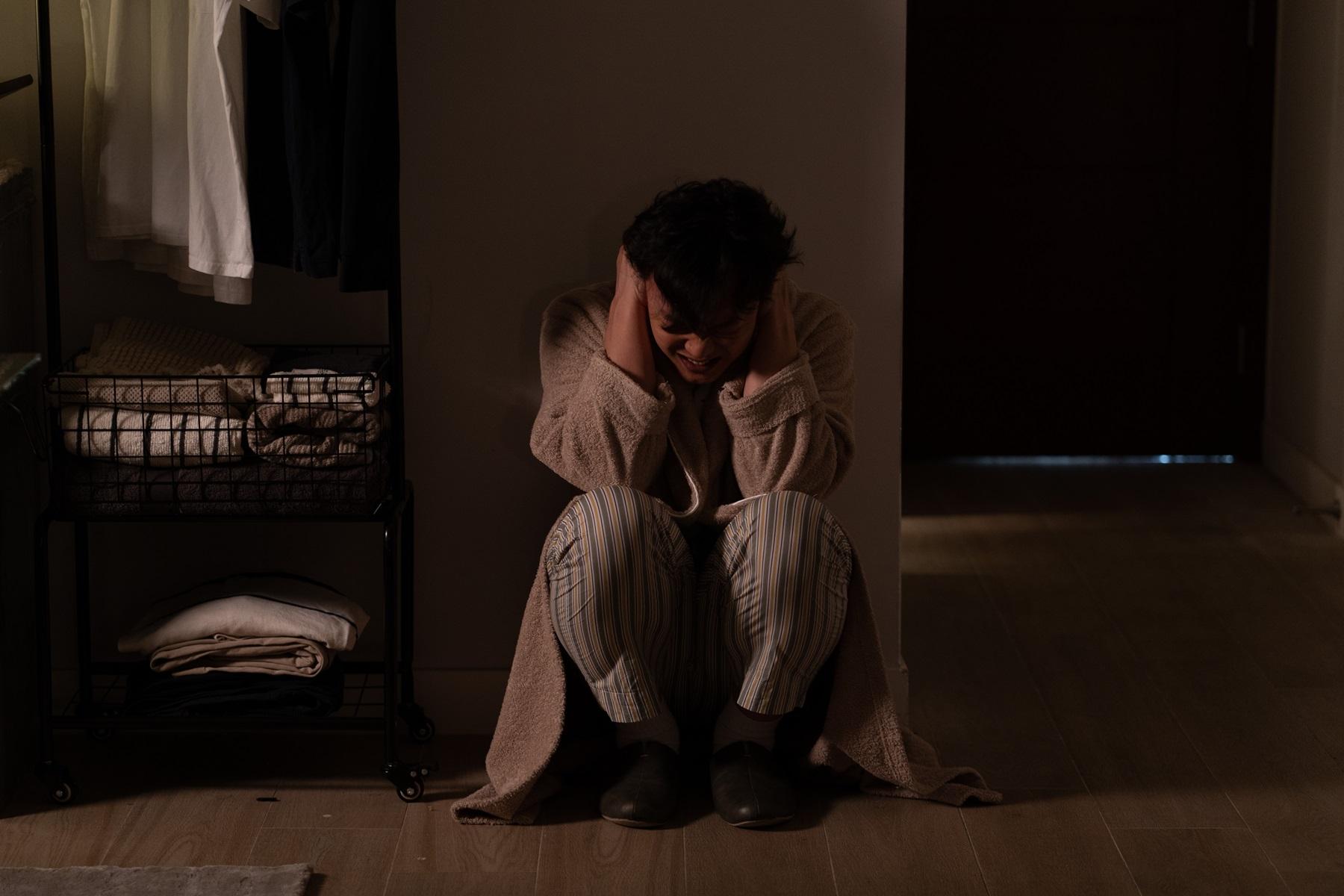 陳奕迅在新歌《社交恐懼癌》劇場版MV,演受社交恐懼症困擾的人。