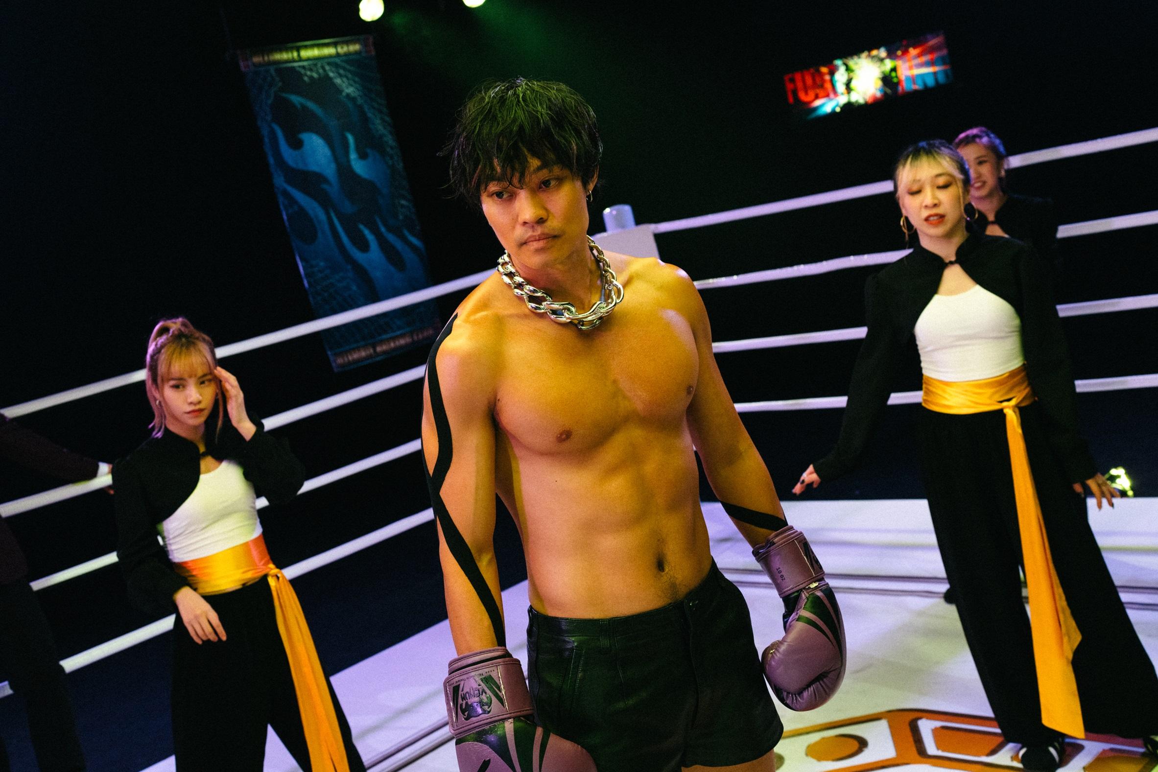 肥仔@ERROR在新歌《Jap Jap》MV中,化身拳手與胡子彤對賽。