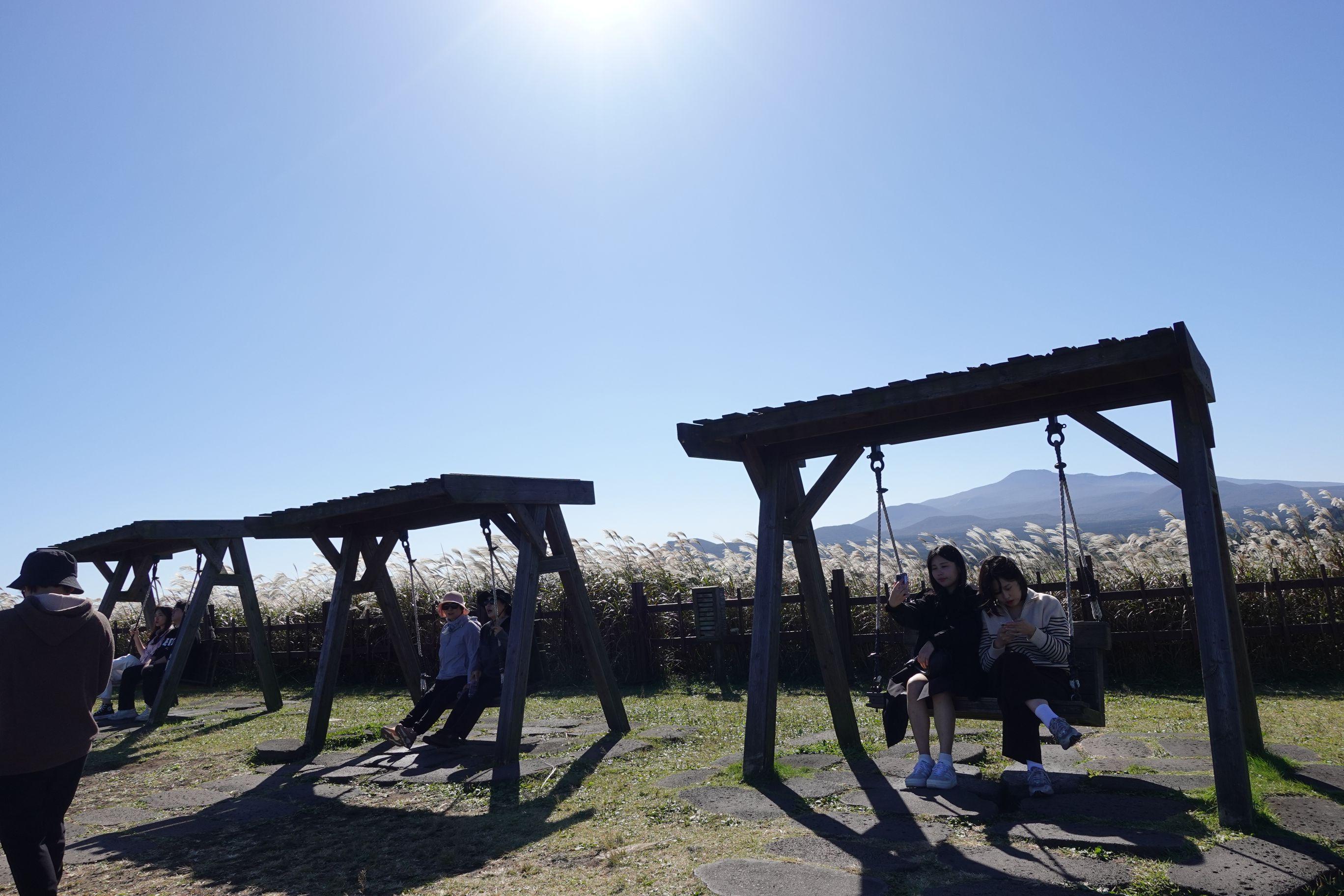 旁邊亦設有鞦韆讓大家休息。