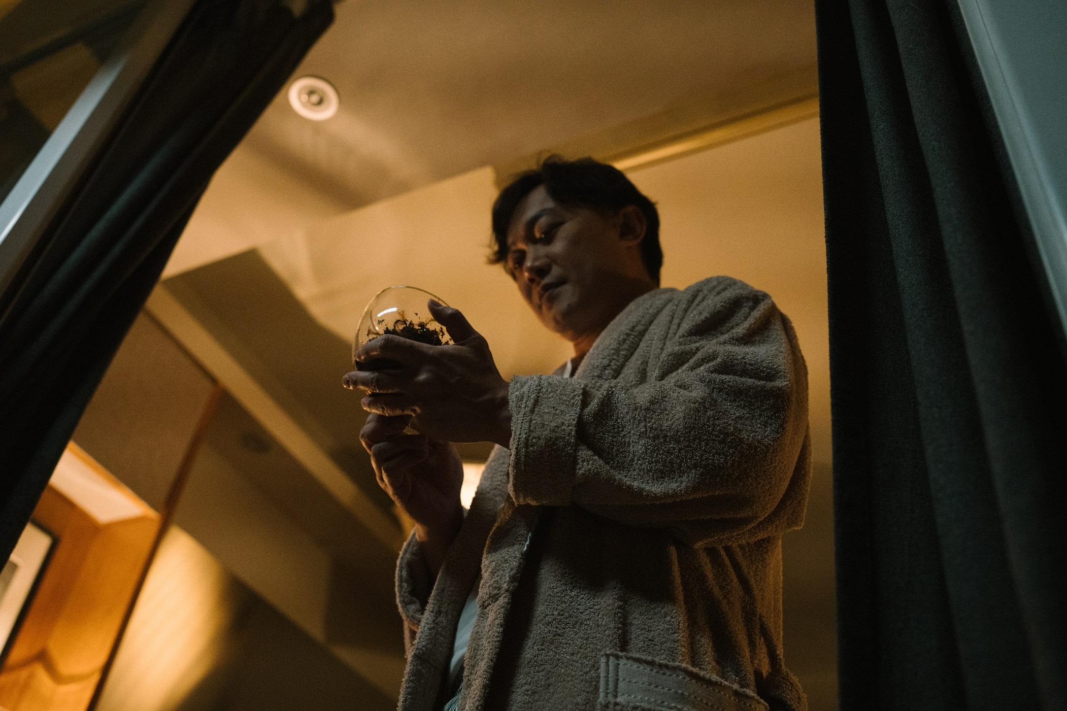 陳奕迅在新歌《社交恐懼癌》劇場版MV,演受社交恐懼症困擾的人。