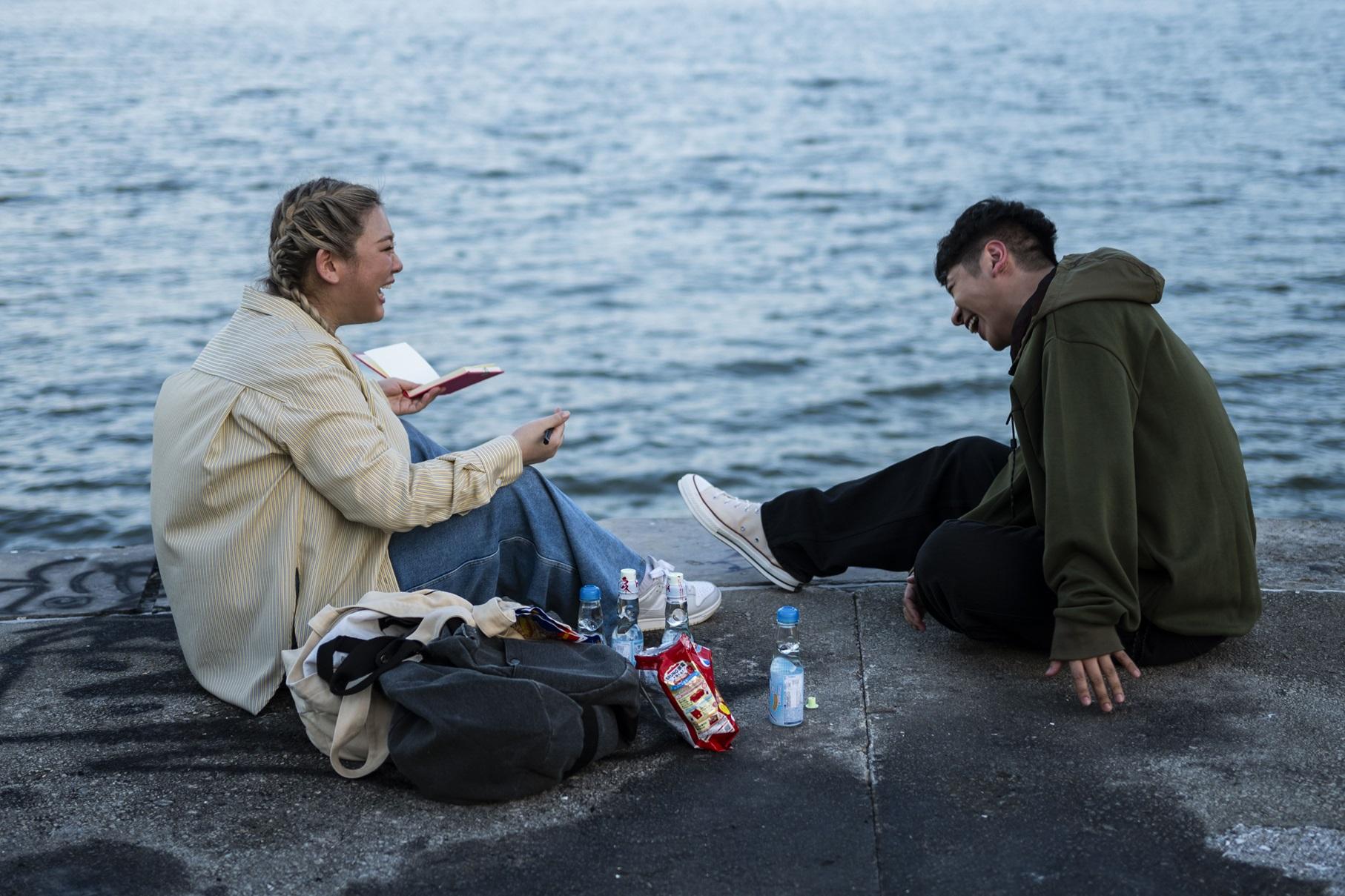 許廷鏗新歌《一場同學》MV獲好友鄭欣宜擔任女主角。