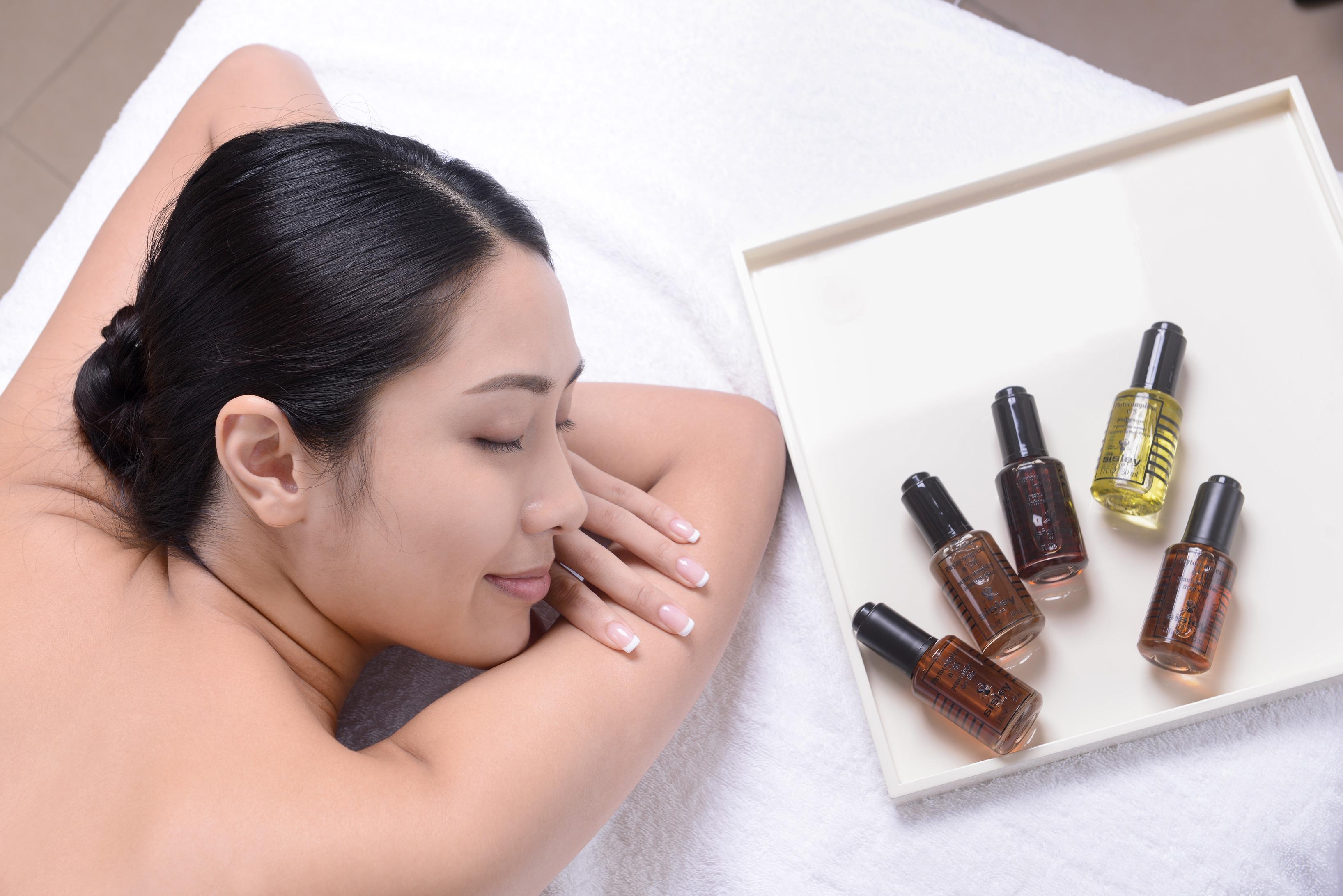 活膚再生駐顔面部護理,以薰衣草精油及迷迭香精油等淨化肌膚。