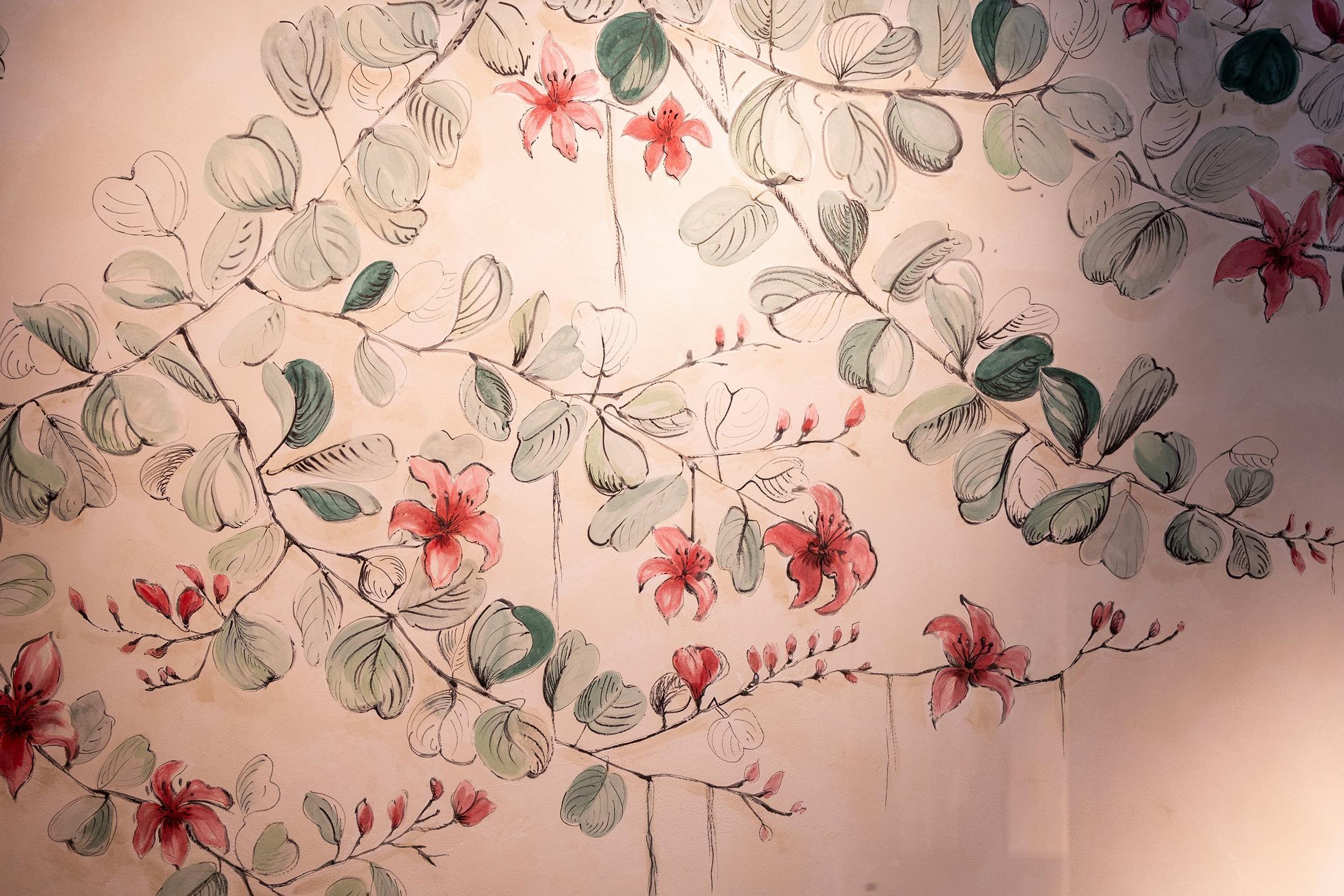 駐港的法國藝術家Elsa Jean Dedieu,設計描繪榕樹藤蔓的落地壁畫作裝飾,並紫荊花為主花。