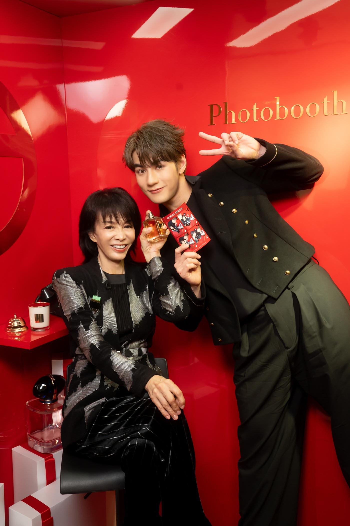 Do姐、Jeffrey和Tyson Yoshi,在ARMANI復古電梯自拍體驗區合照。