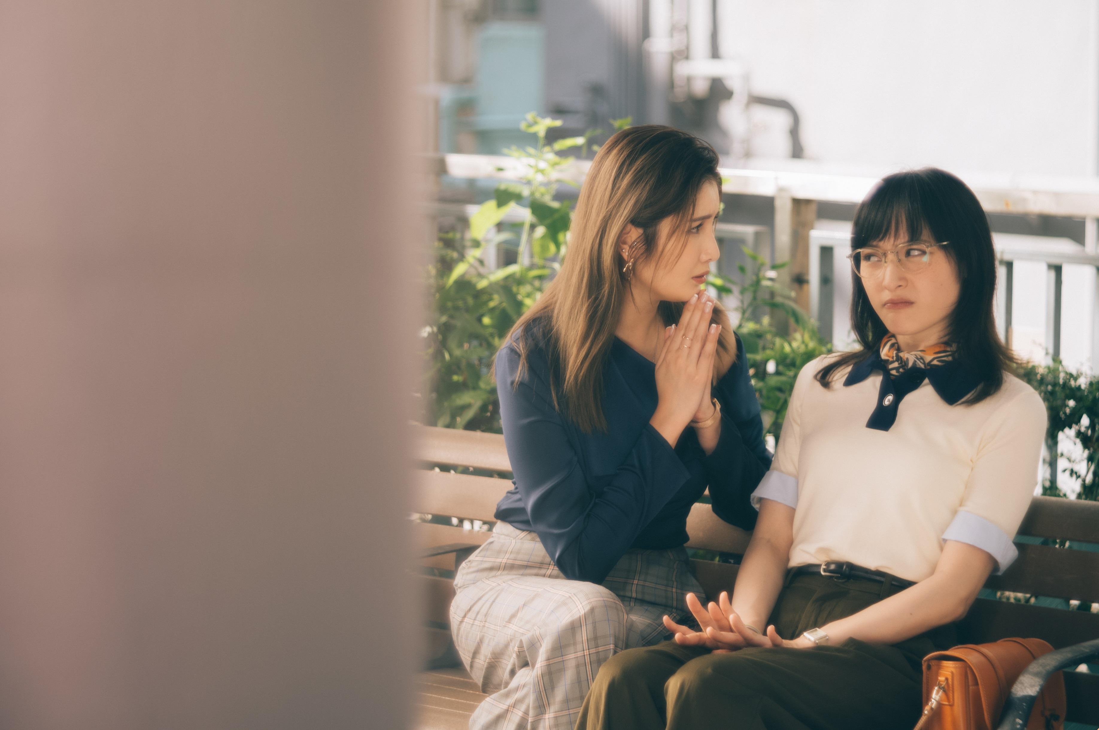 港版《社內相親》由陳漢娜演孫賀利,沈殷怡演陳映書。(劇照)