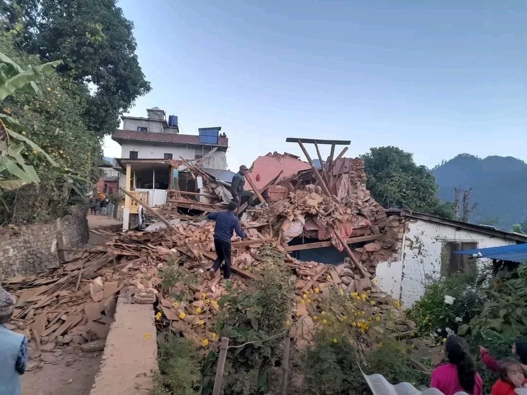 當地大量磚房的外牆倒塌,磚碎及雜物散落一地。(網上圖片)