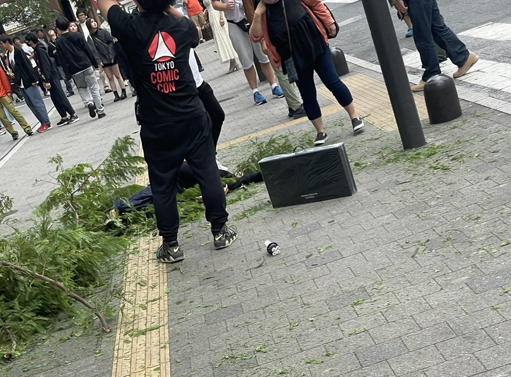 男子墮樓後爆頭倒臥路旁。(X)