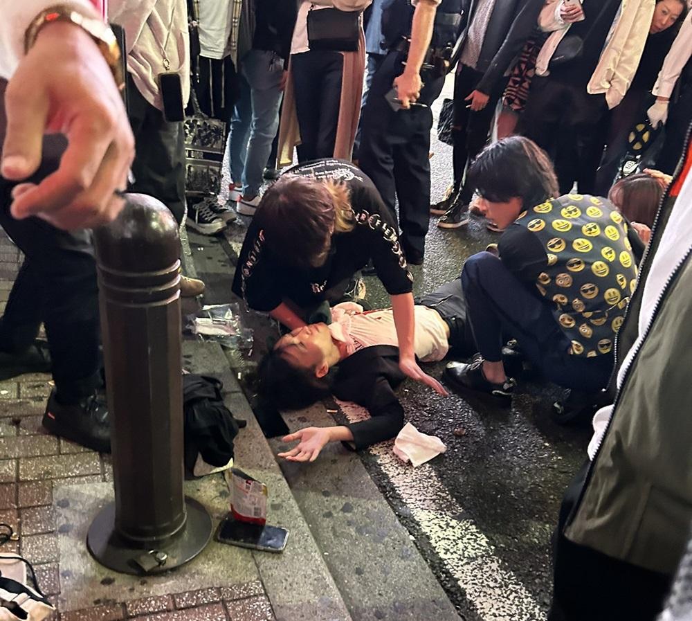 被刺傷男子在倒在路旁。(X)