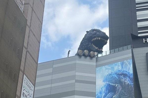 男子墮樓前疑危立平台。(X)